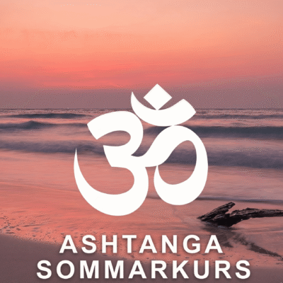 Aum-symbol med texten Ashtangayoga sommarkurs – 5-veckors yogakurs i Göteborg med Carolina på Ashtanga Yogashala