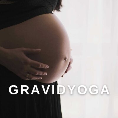 Gravid kvinna håller om sin mage – gravidyoga på Ashtanga Yogashala i Göteborg